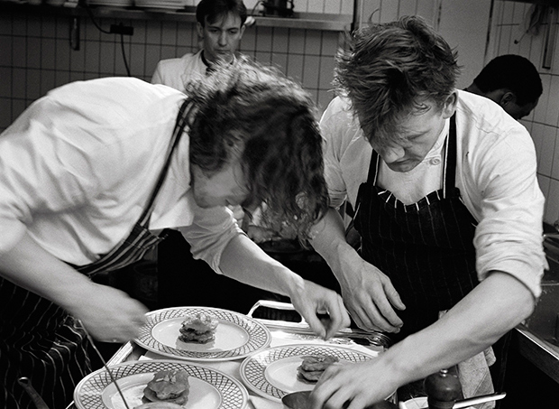 Döbbenetesen jó fotók az első sztárszakács konyhájából Döbbenetesen jó fotók az első sztárszakács konyhájából