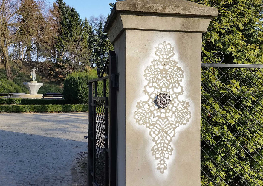 Titokzatos horgolások bukkantak fel a utcákon a világ minden táján