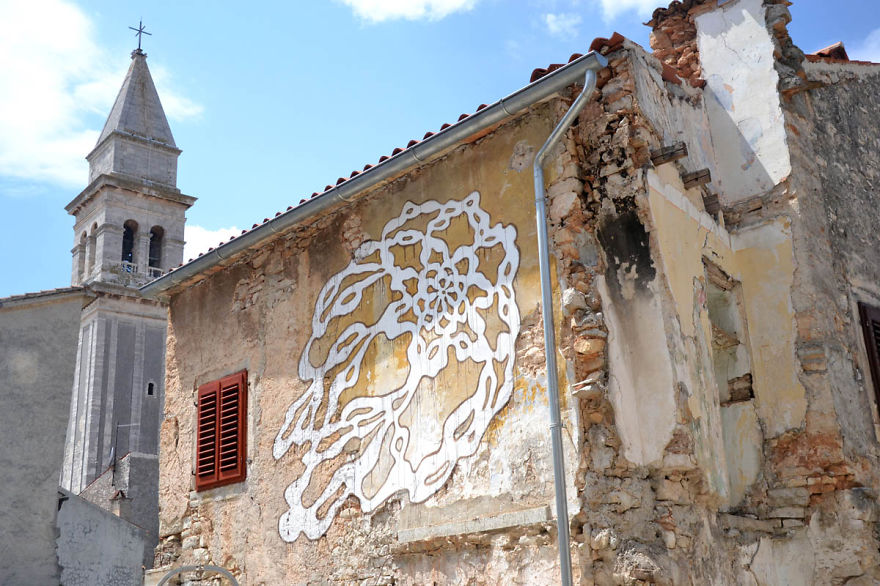 Titokzatos horgolások bukkantak fel a utcákon a világ minden táján