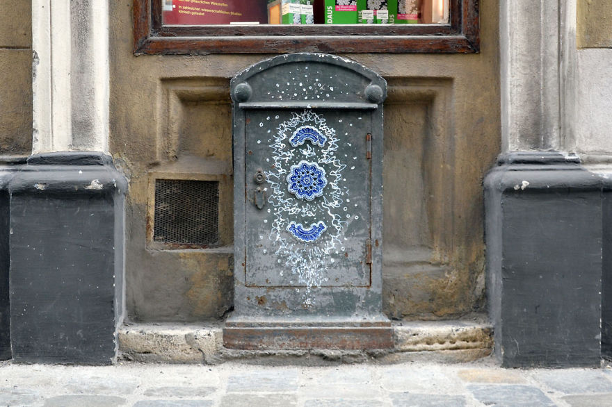 Titokzatos horgolások bukkantak fel a utcákon a világ minden táján