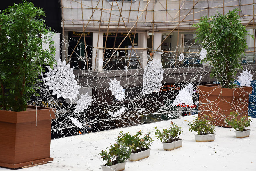 Titokzatos horgolások bukkantak fel a utcákon a világ minden táján