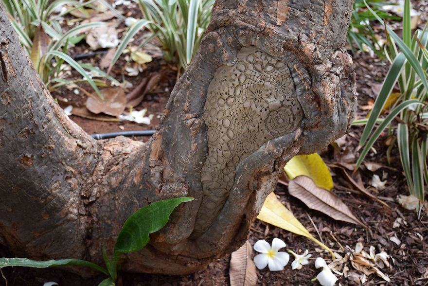 Titokzatos horgolások bukkantak fel a utcákon a világ minden táján