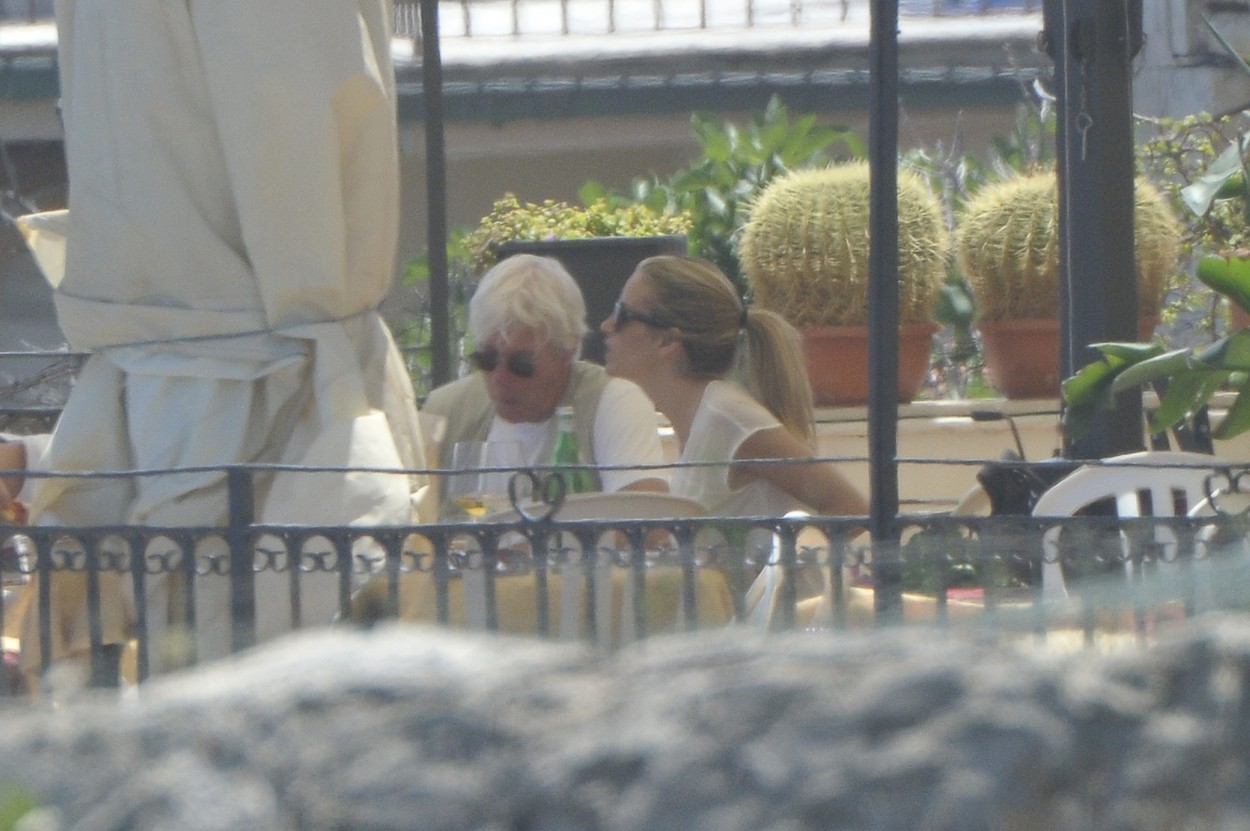 A 65 éves Richard Gere ezzel a 32 éves nővel jár - fotók A 65 éves Richard Gere ezzel a 32 éves nővel jár - fotók