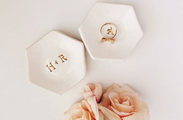 Monogramos ékszertartó kerámiatányérkák. Fotó: buzzfeed.com