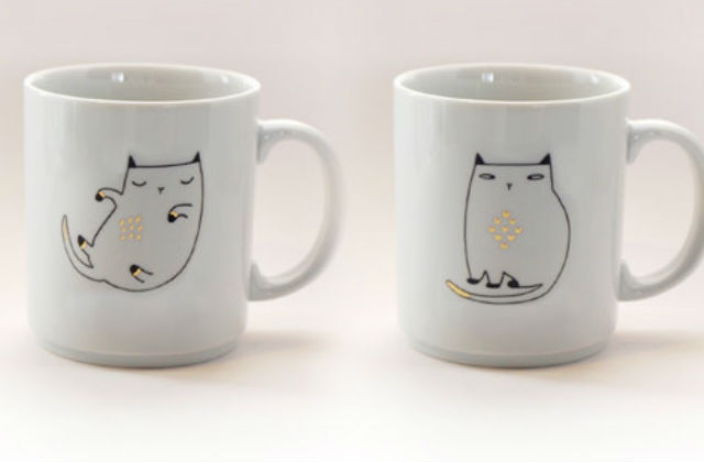 Cicás bögre, menő aranyozott díszitéssel. Fotó: buzzfeed.com