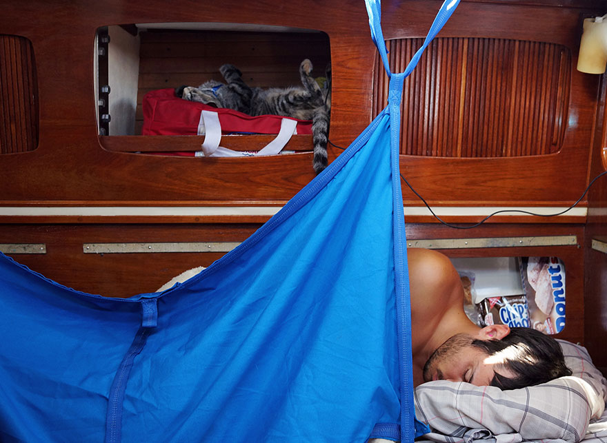 Mindenüket eladta a pár és most macskájukkal hajózzák körbe a Földet - fotók