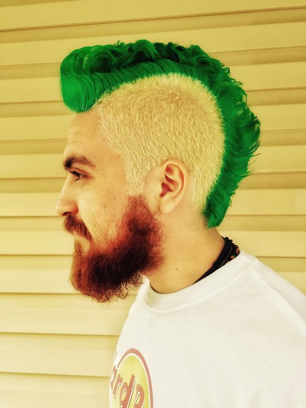 Meghökkentő új férfi divat: hódít a sellő színű haj és szakáll - képek