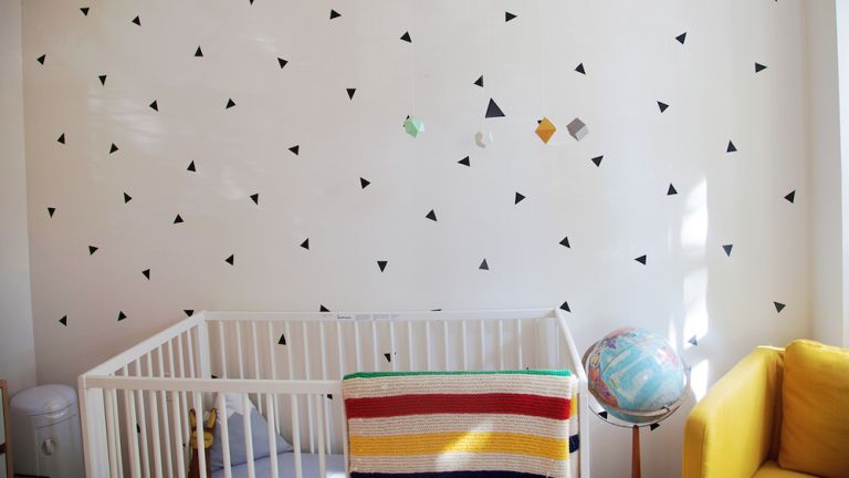 Íme a legegyszerűbb babaszoba faldekor, öntapadós tapétával - fotók