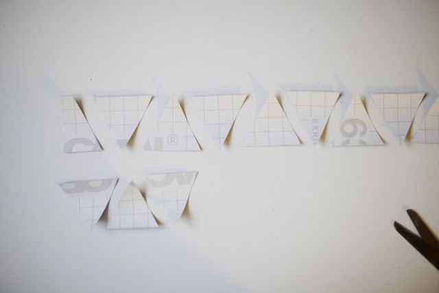 Íme a legegyszerűbb babaszoba faldekor, öntapadós tapétával - fotók