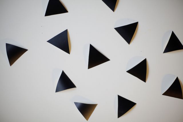 Íme a legegyszerűbb babaszoba faldekor, öntapadós tapétával - fotók