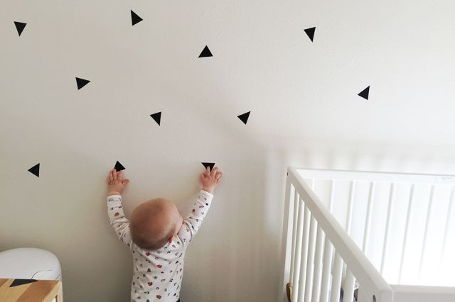 Íme a legegyszerűbb babaszoba faldekor, öntapadós tapétával - fotók