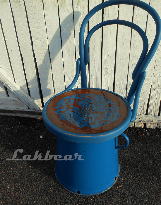 A Bödön-Thonet egy törött székből és egy fedő nélküli zsírosbödönből készült. A Bödön-Thonet egy törött székből és egy fedő nélküli zsírosbödönből készült.