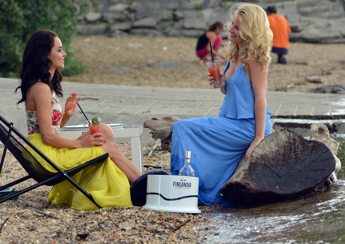 Sokat mutató ruhában élvezte az esőt Mádai Vivien