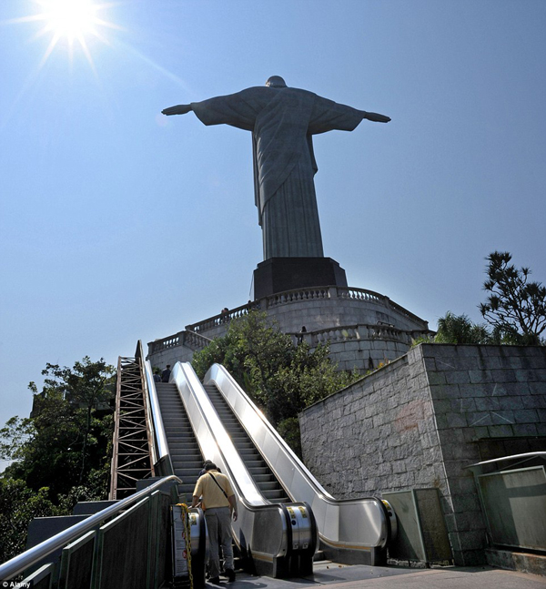 Így még nem láttad a világ legismertebb turistalátványosságait - fotók