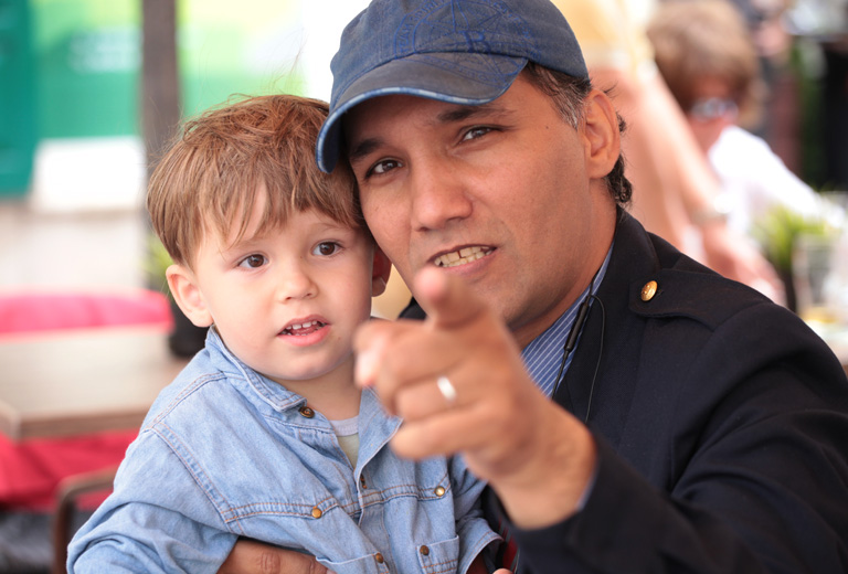 Nevelőotthonból a fellegekbe - interjú Vári Zsolt festőművésszel
