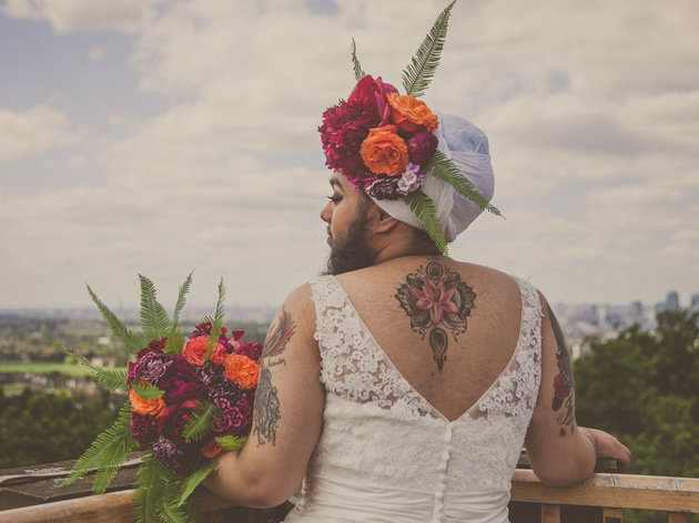 Menyasszonyi ruhában állt modellt az indiai szakállas nő - fotók Menyasszonyi ruhában állt modellt az indiai szakállas nő - fotók