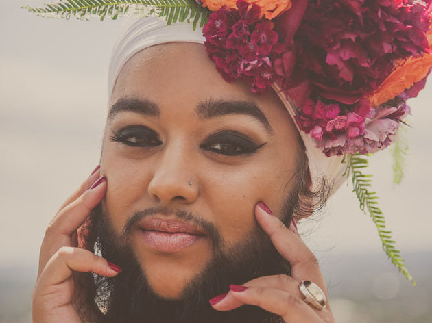 Menyasszonyi ruhában állt modellt az indiai szakállas nő - fotók Menyasszonyi ruhában állt modellt az indiai szakállas nő - fotók