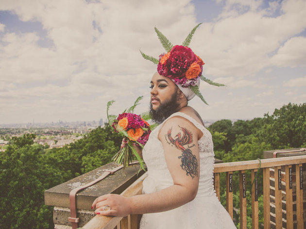 Menyasszonyi ruhában állt modellt az indiai szakállas nő - fotók Menyasszonyi ruhában állt modellt az indiai szakállas nő - fotók