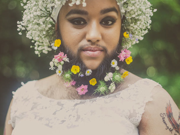 Menyasszonyi ruhában állt modellt az indiai szakállas nő - fotók