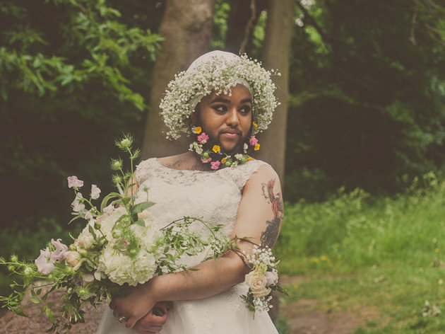 Menyasszonyi ruhában állt modellt az indiai szakállas nő - fotók