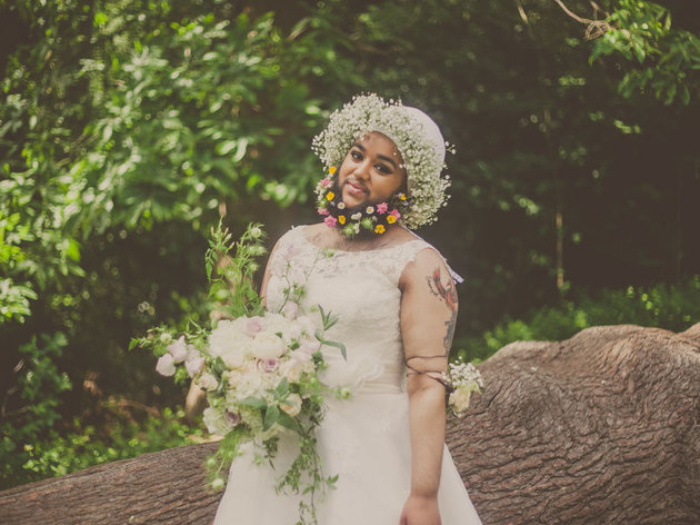 Menyasszonyi ruhában állt modellt az indiai szakállas nő - fotók