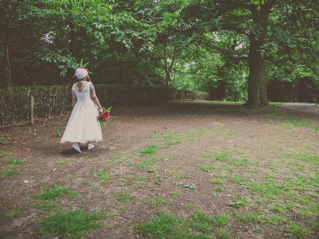 Menyasszonyi ruhában állt modellt az indiai szakállas nő - fotók Menyasszonyi ruhában állt modellt az indiai szakállas nő - fotók