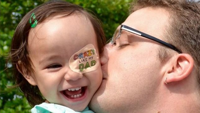 Egy igazi szuperapa: kidekorálja beteg kislánya szemtapaszait, hogy felvidítsa Egy igazi szuperapa: kidekorálja beteg kislánya szemtapaszait, hogy felvidítsa