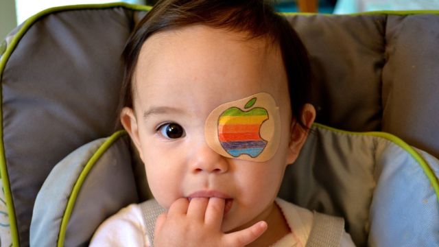 Egy igazi szuperapa: kidekorálja beteg kislánya szemtapaszait, hogy felvidítsa Egy igazi szuperapa: kidekorálja beteg kislánya szemtapaszait, hogy felvidítsa