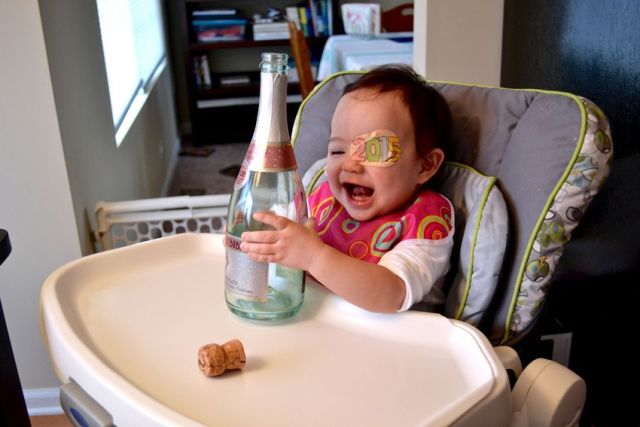 Egy igazi szuperapa: kidekorálja beteg kislánya szemtapaszait, hogy felvidítsa Egy igazi szuperapa: kidekorálja beteg kislánya szemtapaszait, hogy felvidítsa