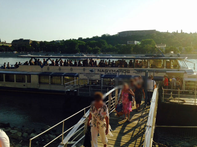 Vízirendészet, káosz, kánikula, elakadt hajó, és ordító menekülni akaró tömeg - elmentem hajókázni Vízirendészet, káosz, kánikula, elakadt hajó, és ordító menekülni akaró tömeg - elmentem hajókázni