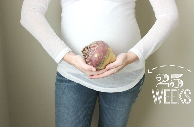 Zöldségekkel és gyümölcsékkel mutatta be babája fejlődését - fotók