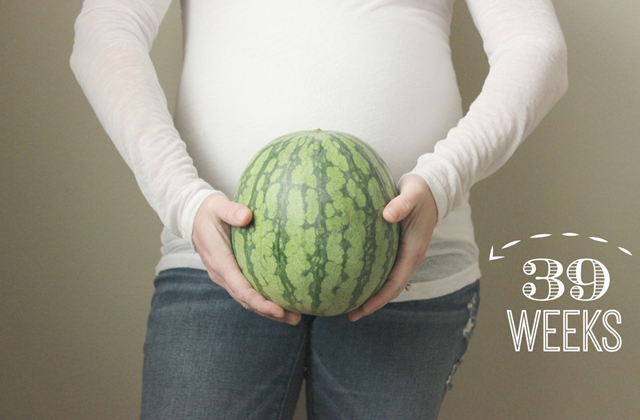 Zöldségekkel és gyümölcsékkel mutatta be babája fejlődését - fotók