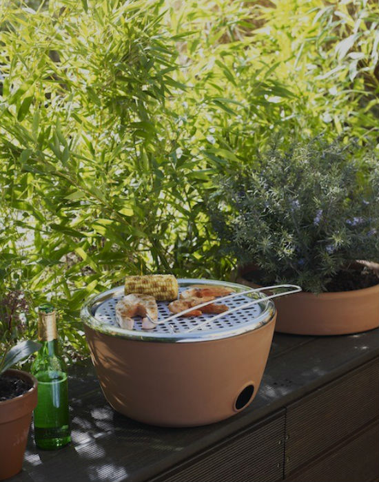 Virágcserép, ami valójában grillsütő. Zseniális megoldás és ez tényleg kis helyen is elfér. Fotó: 365reblog.hu