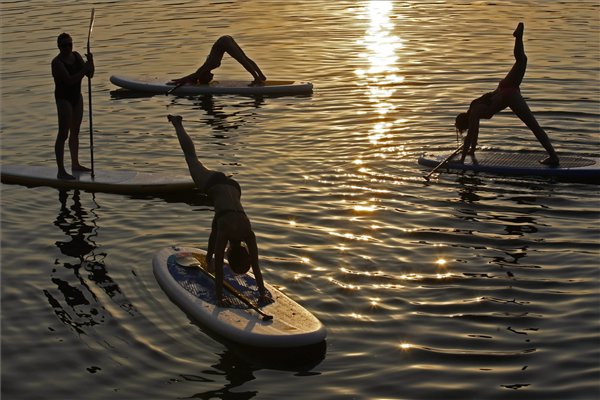 Így lebegnek a Tiszán a gyönyörű jógás csajok Így lebegnek a Tiszán a gyönyörű jógás csajok