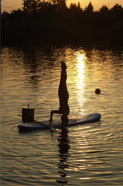 Így lebegnek a Tiszán a gyönyörű jógás csajok Így lebegnek a Tiszán a gyönyörű jógás csajok