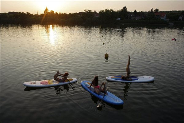 Így lebegnek a Tiszán a gyönyörű jógás csajok Így lebegnek a Tiszán a gyönyörű jógás csajok