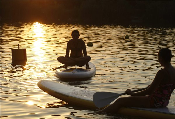 Így lebegnek a Tiszán a gyönyörű jógás csajok Így lebegnek a Tiszán a gyönyörű jógás csajok