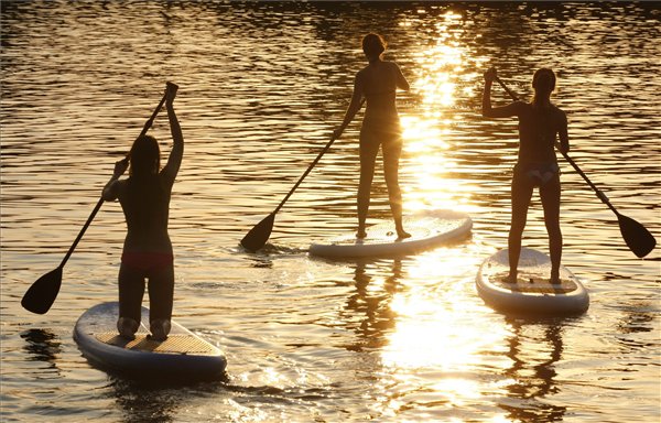 Így lebegnek a Tiszán a gyönyörű jógás csajok Így lebegnek a Tiszán a gyönyörű jógás csajok