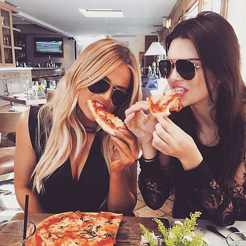 Odavannak a netezők a szénhidrátot fogyasztó lányokért