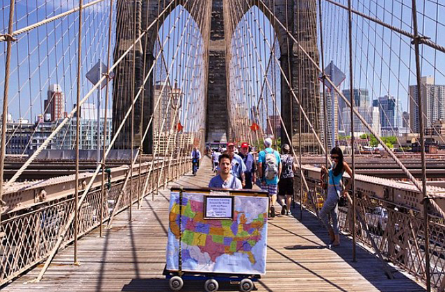 Otthagyta a munkáját, hogy szokatlan helyeken zongorázhasson Otthagyta a munkáját, hogy szokatlan helyeken zongorázhasson