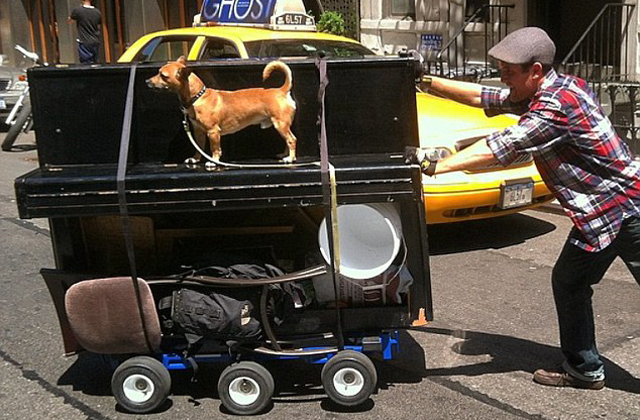 Otthagyta a munkáját, hogy szokatlan helyeken zongorázhasson Otthagyta a munkáját, hogy szokatlan helyeken zongorázhasson