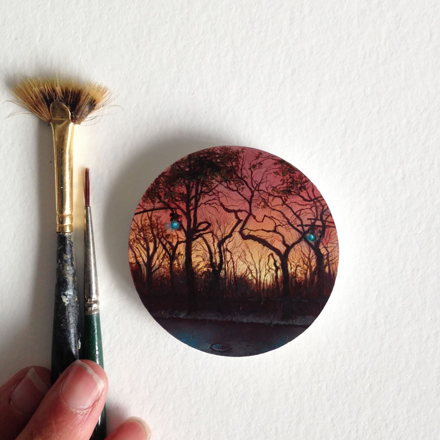 Elképesztő miniatűr festményeket készít egy művész - képek