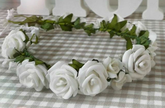 Gina nemcsak vállfákat, hanem fejdíszeket is készít. Ez például egy keresztelőre készült. Fotó: Design Vállfák/Facebook