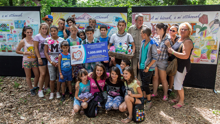 A P&G és az Auchan 5 millió forint értékű termékadománnyal támogat családjuktól külön élő, rászoruló gyermekeket A P&G és az Auchan 5 millió forint értékű termékadománnyal támogat családjuktól külön élő, rászoruló gyermekeket