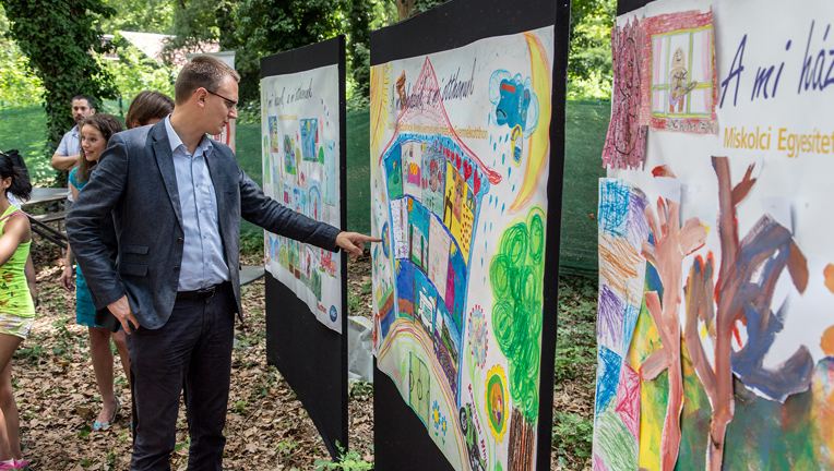 A P&G és az Auchan 5 millió forint értékű termékadománnyal támogat családjuktól külön élő, rászoruló gyermekeket A P&G és az Auchan 5 millió forint értékű termékadománnyal támogat családjuktól külön élő, rászoruló gyermekeket
