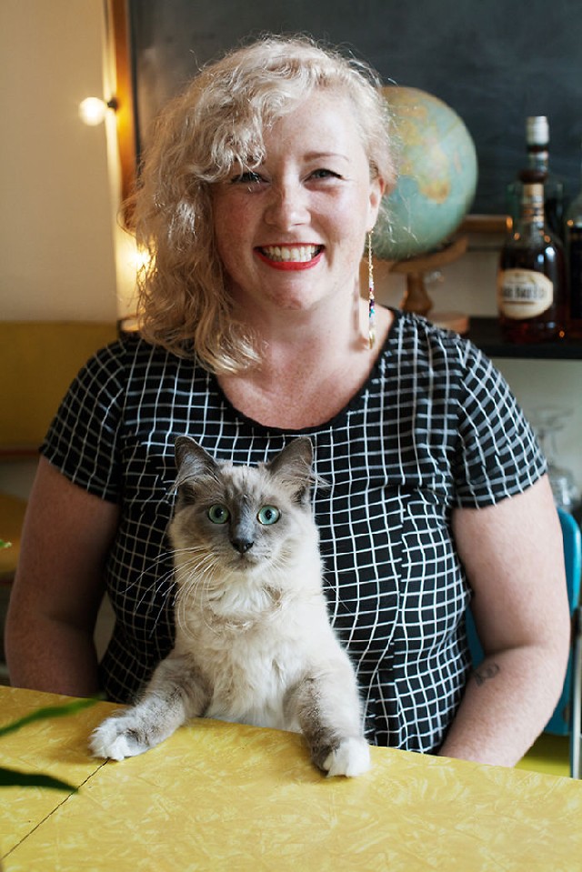 Így szeretik a nők örökbefogadott macskáikat - fotók 