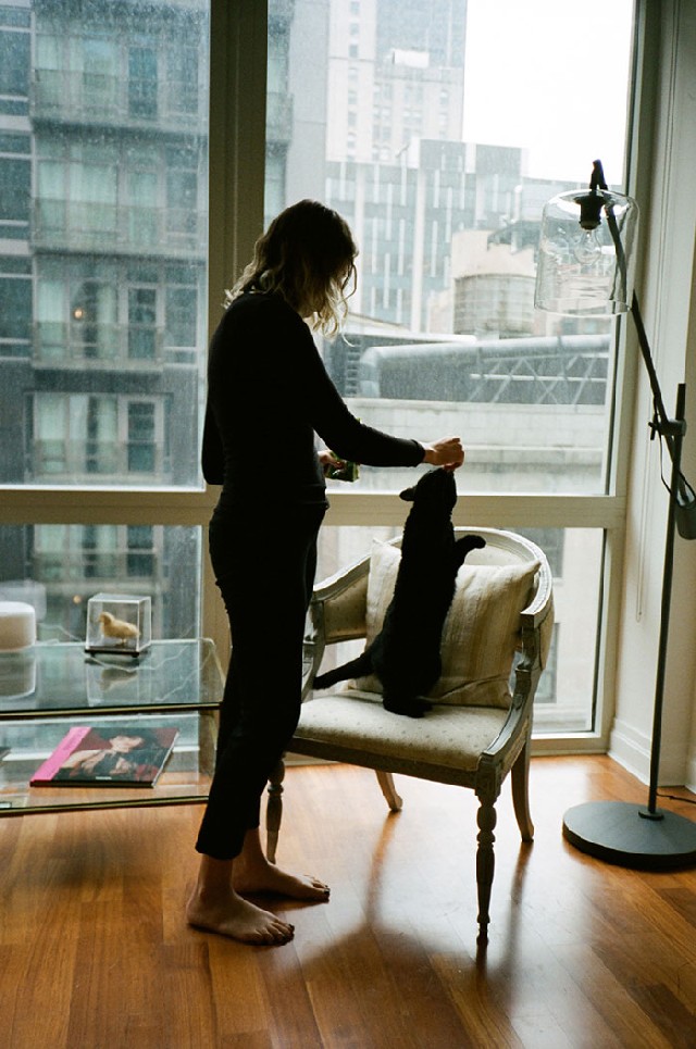 Így szeretik a nők örökbefogadott macskáikat - fotók 