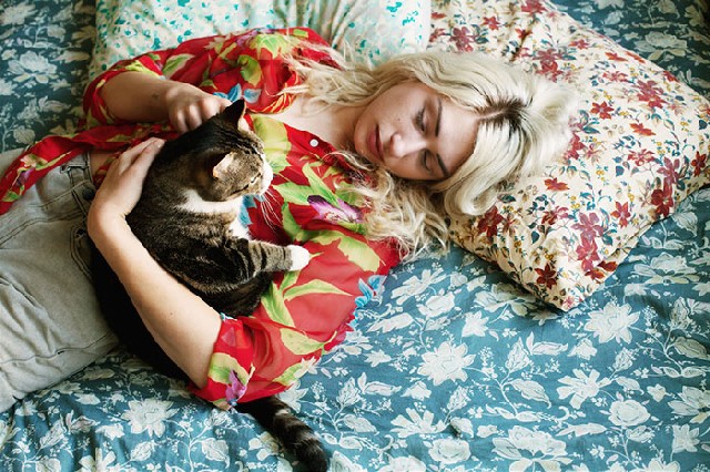 Így szeretik a nők örökbefogadott macskáikat - fotók 