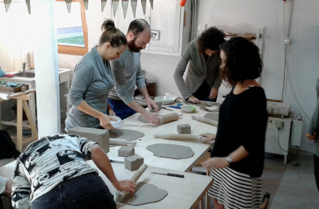 Folyik a nagy munka. Fotó: vintagebazaar.hu