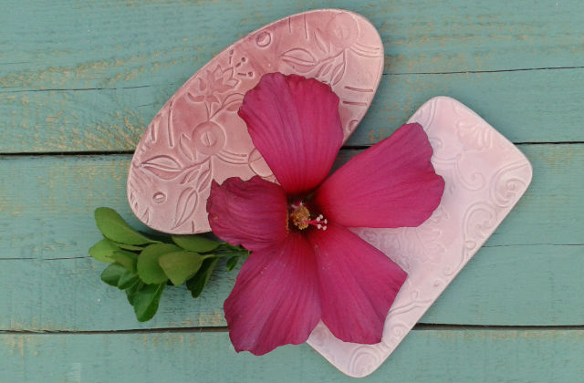 Rózsaszín kerámiacsodák. Fotó: vintagebazaar.hu